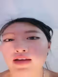 看長相就很騷的極品少婦全程露臉誘惑狼友，淫聲盪語聽指揮，揉奶玩逼舔手指上的淫水，鞋刷子都插逼里去了第06集