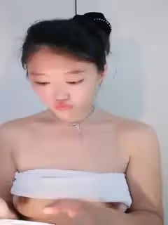 看長相就很騷的極品少婦全程露臉誘惑狼友，淫聲盪語聽指揮，揉奶玩逼舔手指上的淫水，鞋刷子都插逼里去了第07集