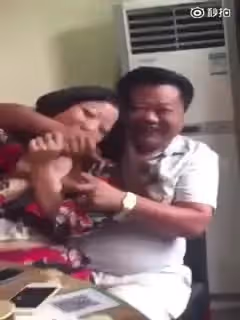 村支書的德性就是改不了！吃完飯開始摸奶子，我不是蒼井空 你是小澤瑪利亞，有韻味又風騷的阿姨 誘惑頂不住啊！