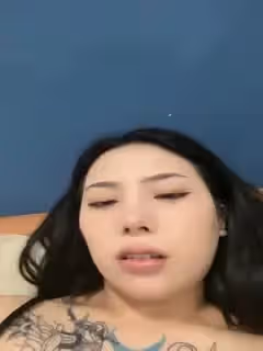 姐姐的騷 穴露臉讓大哥用道具插了，自己還插奶子上的性感紋身，自己揉著騷奶子道具玩著逼，浪叫不斷表情享受第02集