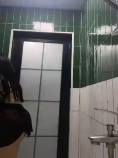 姐姐的騷 穴露臉讓大哥用道具插了，自己還插奶子上的性感紋身，自己揉著騷奶子道具玩著逼，浪叫不斷表情享受第05集