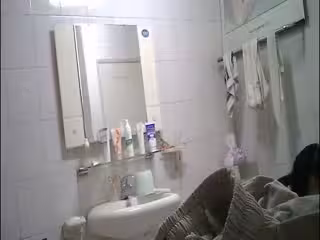 精品偷拍坑閨蜜系列❤️合租房浴室偷拍漂亮女室友洗澡最理想的臀形上廁所的表情很銷魂