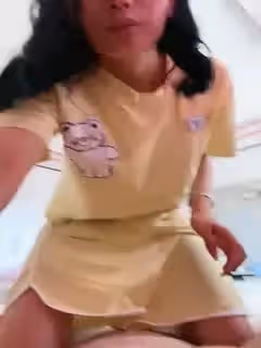 極品少婦兒子在家還偷偷的跟狼友發騷，揉著奶子玩著逼兒子突然推門進來，快他麼嚇死她了，把兒子趕走接著嗨第04集