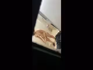 學校保安爬窗偷窺多位漂亮學生妹的洗澡