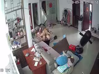 破解居家攝像頭⭐年輕夫妻大白天的就在沙發上啪啪啪