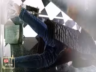 私房偷拍大神第3隻眼失聯前未流出系列最強補光❤️逼下有光服裝城女廁偷拍再遇戴帽美女尿尿有點黃