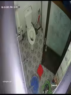 黑客破解房東在浴室偷裝的攝像頭 偷拍❤️幾個打工妹合租房的小姐姐浴室洗澡刮毛