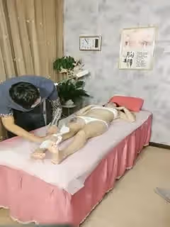 小少婦讓技師小哥揉奶子摳騷穴