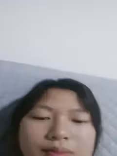 极品良家小姑娘很耐看，深夜跟狼友发骚互动听指挥，全程露脸展示揉奶玩逼，掰开小 穴看特写很紧很嫩撅着等草第02集