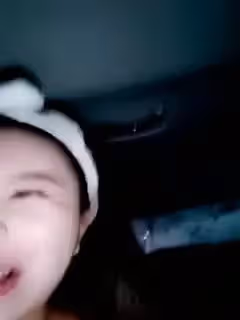 顏值還不錯的清純美女和3網友相約群交啪啪,在車上嘴裡被迫一直吃著雞巴,到家後扒光衣服同時伺候3個插逼,國語!