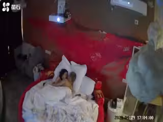 4.29新台首发萤石云酒店红色圆床投影房偷拍❤️金毛小哥约炮单位御姐型眼镜美女开房啪啪