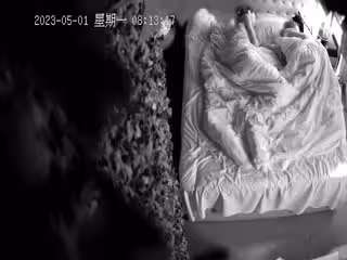 2023-5-1流出情趣酒店稀有綠葉房偷拍年輕情侶假期開房❤️小哥輸出過於猛烈套破了，第2早索性不戴套內射了