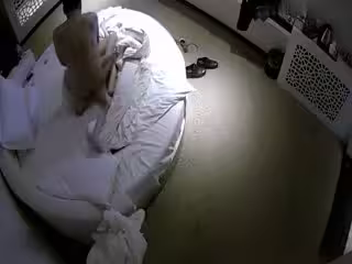 監控破解極品身材的美少婦和相好的酒店偷情40分鐘連干兩炮被操到受不了了