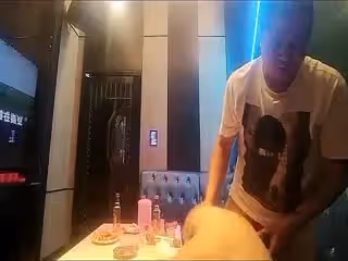 【渣男一號探花】周末約的成都大學生，極品00後大胸粉嫩，KTV里伴著歌聲水乳交合_