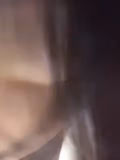 鴨舌帽苗條身材性感絲襪誘惑 椅子上褪下絲襪漏出嫩嫩浴室濕身尿尿 很是誘惑不要錯過