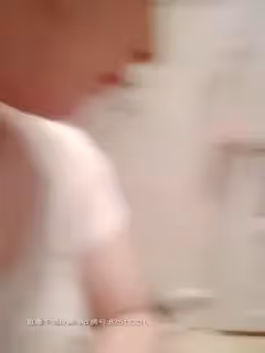 顏值不錯的大奶少婦非常誘人，濃厚的逼毛包裹著粉嫩的騷逼，掰開騷逼給你玩陰蒂，道具抽插呻吟可射