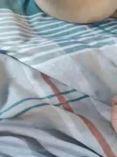黑絲女僕兩個年輕的小騷妹讓兩小哥床上玩弄，大姨媽都來了還騷呢，道具摩擦激情爆草，給大哥套著包皮吹雞巴第04集