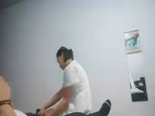 小萌不幹活_老哥足療店勾搭大奶子甜美妹子帶回房間捏奶抱起來操