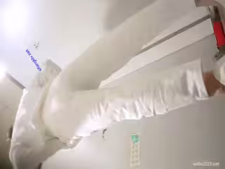 四月最新私房偷拍大神隔牆有眼❤️原創廁拍多角度拍攝長靴皮褲美女吸著煙尿尿