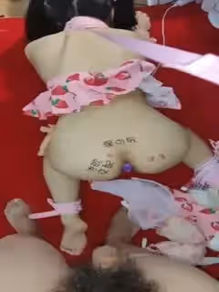 雙馬尾萌妹子玩調教帶著項圈跪在地上翹著 屁股上寫著淫語道具插入 很是誘惑喜歡不要錯過