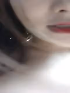 身材不錯的模特悠悠鏡頭前的誘惑，露臉扭動騷臀揉捏奶子，大長腿道具激情抽插騷逼特寫，把自己摳噴看著真刺激
