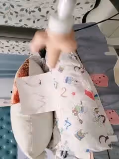 風騷小少婦露臉在家享受炮擊蹂躪騷穴，前插後入迎合道具抽插，搞的騷逼淫水泛濫浴室洗逼給狼友看互動撩騷第03集