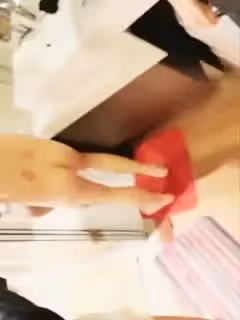 三男兩女年輕小伙萌妹直播雙飛啪啪，輪著口口一起舔猛操扣逼，搞完再用木棍自慰玩弄