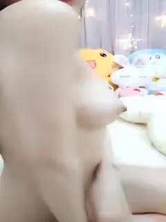 清純美人情趣睡裙還寫個你瞅啥，露臉顏值高看著就想草，奶子翹挺粉嫩，逼逼乾淨水多非常誘人身材完美必看