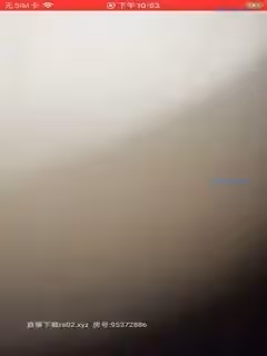 牛仔褲簡潔的小模特