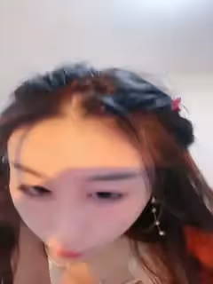 發騷小仙女全程露臉深夜撩騷狼友，淫聲盪語互動聽狼友指揮，奶子比心撅著屁股給狼友看，淫水多多特寫展示第01集