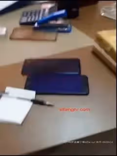 劇情演繹正在上班的職業裝氣質美女主管被前來視察工作的領導上前摸胸,按在辦公桌上掀開簡訊後插啪啪,乾的激烈!