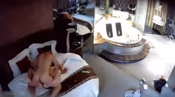 豪華套房豐滿悶騷眼鏡妹與小青年啪啪啪用唾液潤滑說逼有味就別吃了連干2炮眼鏡妹叫的太騷清晰對白搞笑淫蕩
