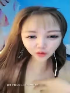 紅唇騷氣妹子大黑牛自慰，毛毛濃密大陰唇特寫掰穴震動頭部插入，很是誘惑喜歡不要錯過