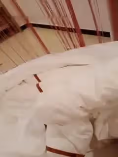 紅色內衣漂亮妹子在睡覺脫下內褲露逼誘惑翻身退下內褲露出嫩嫩毛毛挺多很是誘惑喜歡不要錯過
