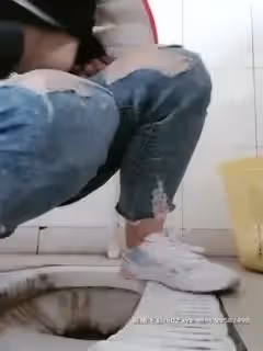 高顏值甜美妹子上班中去廁所露逼自摸誘惑，脫下牛仔褲掰穴特寫手指插入扣弄非常誘人