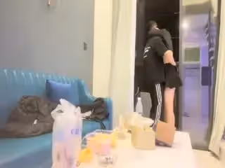 短髮嬰兒肥良家妹妹，趴在陽台撩裙摸穴，翹起屁股拍打