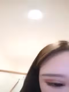 服務周到的小女人進門先沖個澡，給大哥舔舔雞雞，奶子很正揉著很爽，多體位抽插小騷逼，叫聲就讓你受不了