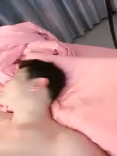 被大哥弄舒服的小騷貨，全程露臉給大哥口交深喉真雞巴騷，讓大哥又草又摳高潮不斷，揉著騷奶子側入爆草蹂躪第01集