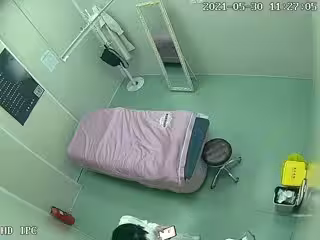 美容院監控偷窺前來做陰部脫毛的美女還有點害羞