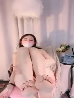 #清綰_齊逼短褲頂級美腿！脫下內褲揉搓粉穴，抬起大長腿插穴