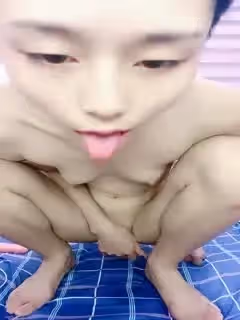 白皙皮膚貧乳小騷貨！無毛粉穴大長腿！浴室洗澡濕身，道具假屌抽插小穴，翹起屁股扭來扭去第05集