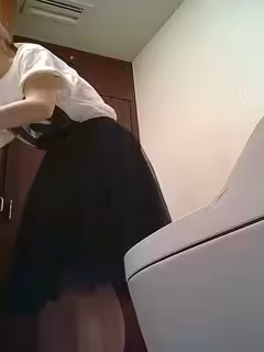 商場女廁全景偷拍20多位時尚小姐姐尿尿❤️身材相貌絕佳2